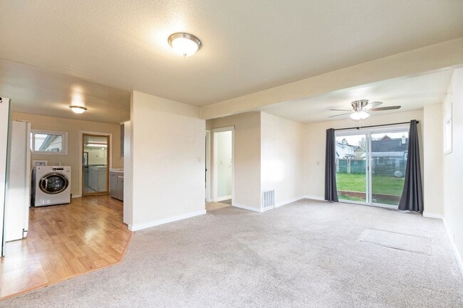 Building Photo - 2 Bed - 1 Bath - Pet Friendly