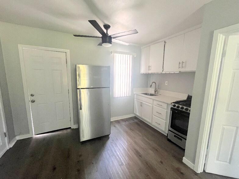 Building Photo - 2403 Louella Ave