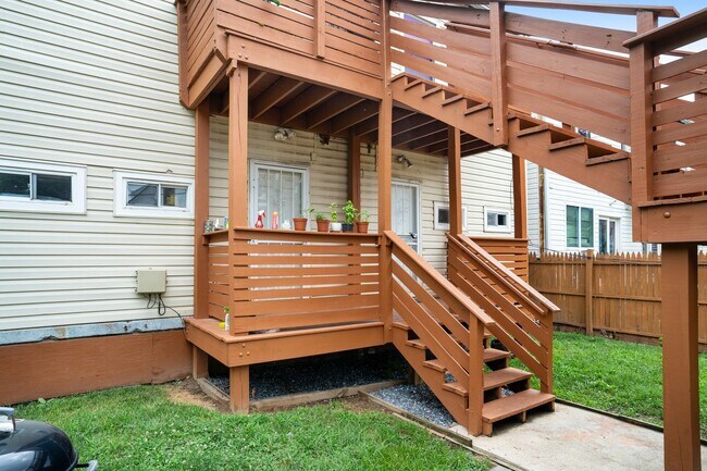 Building Photo - Kingman Park Charming Brick Townhome - Move-In Ready