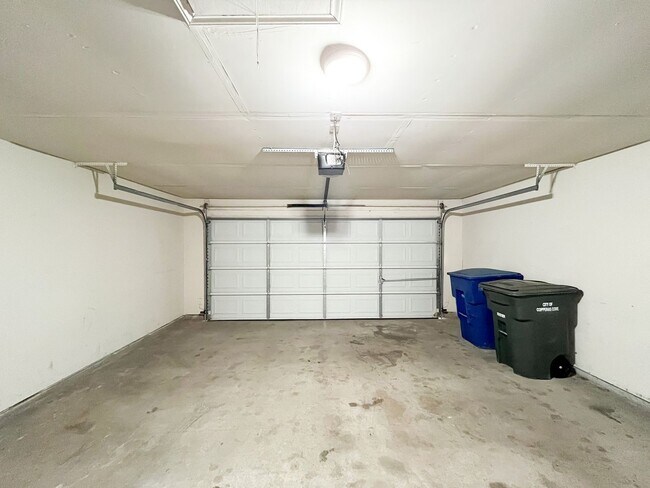 Building Photo - Available NOW!!!! Open floor plan features...