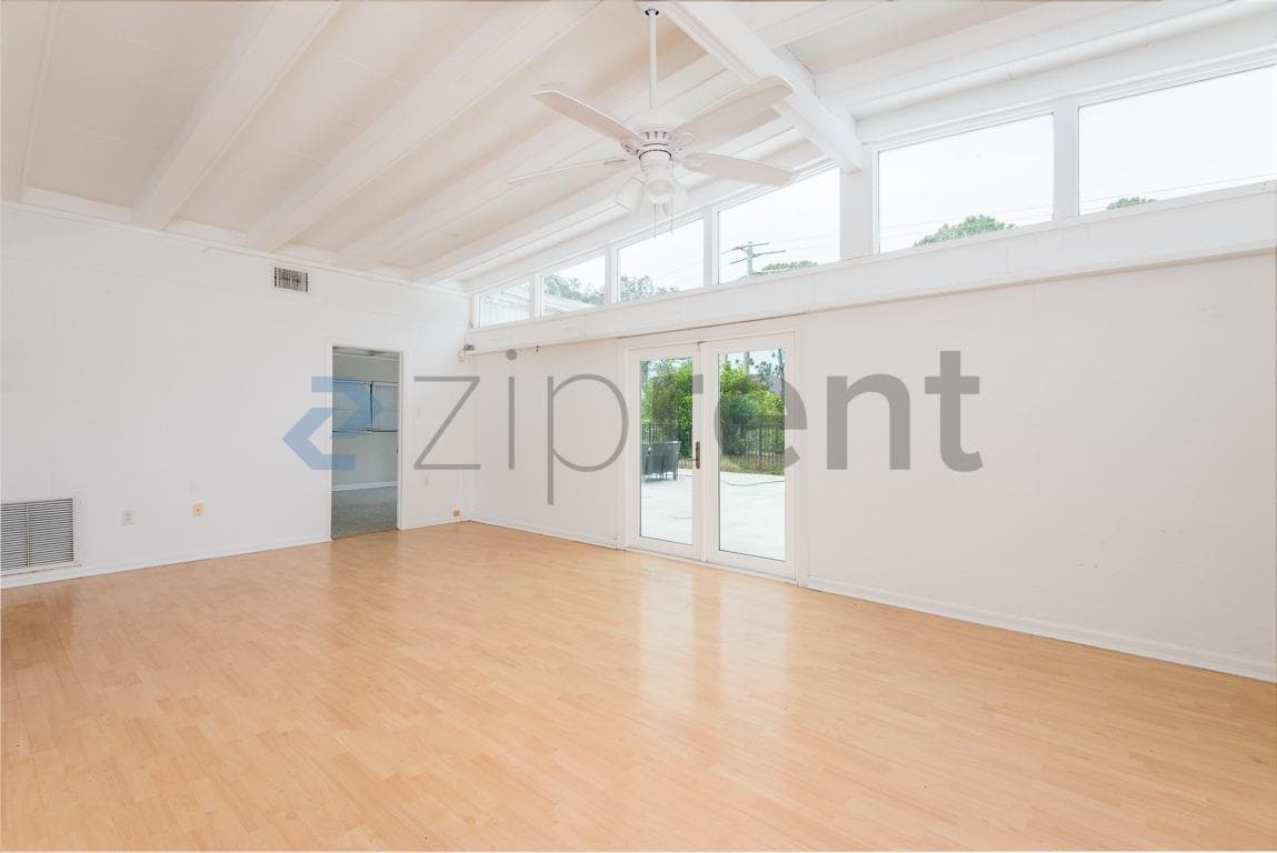 Building Photo - Unit