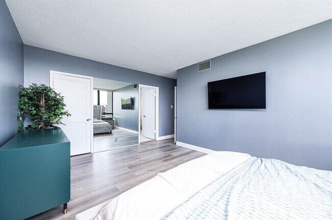 Building Photo - 5001 Woodway Dr