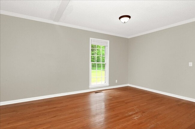 Building Photo - Beautiful 4 Br Brick home