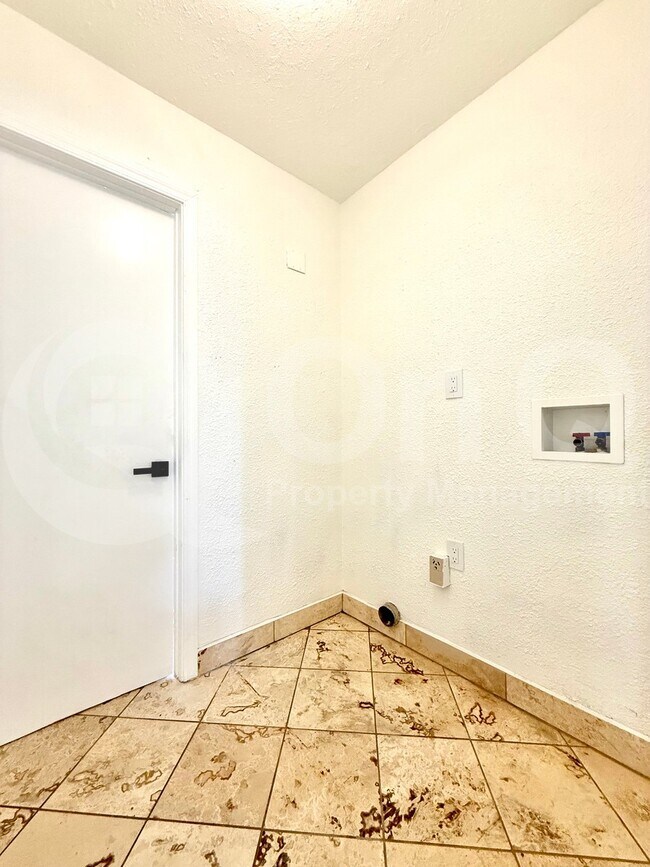 Building Photo - 3006 S Dromedary Dr
