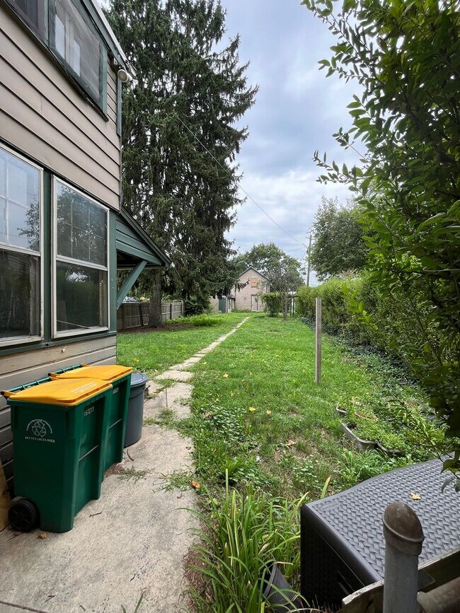 Building Photo - Spacious 4-5 Bedroom, 1.5 Bathroom 2-Story...
