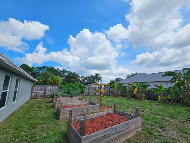 Building Photo - 1358 SW Del Rio Blvd