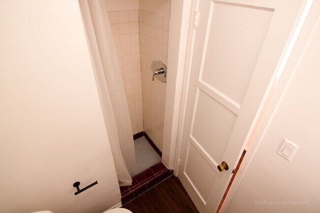 Building Photo - Sunset Drive, 4363-4377