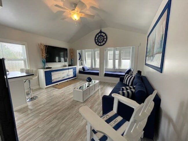 Building Photo - Studio Apartment located in the heart of M...