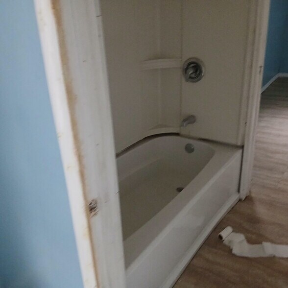 Shower/Bathtub - 4502 Odem Dr