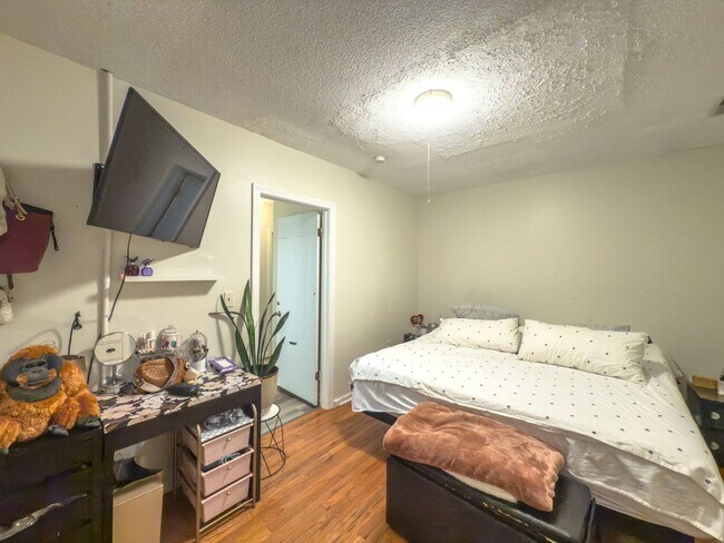 Building Photo - Comfortable, Modern & Full of Natural Ligh...