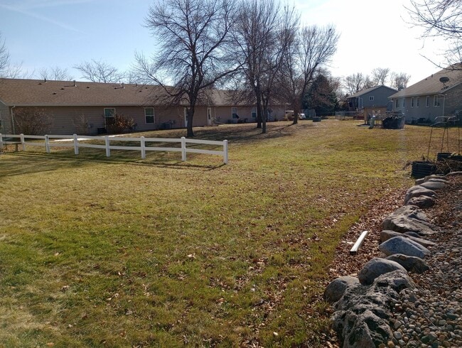 Building Photo - Three bedroom two bathroom twin home