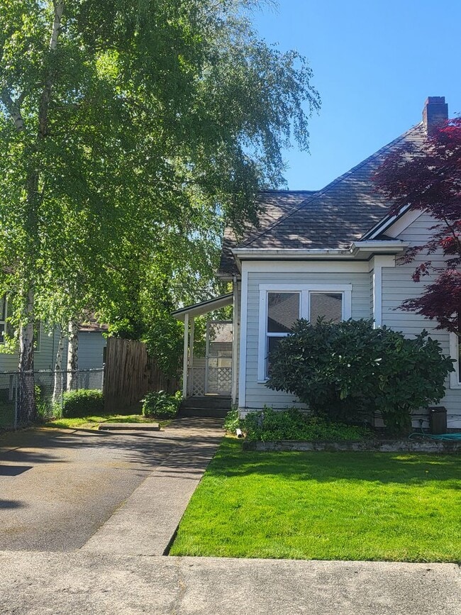 Building Photo - 3 bed 2 bathHome for Rent in Grants Pass