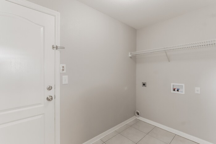Building Photo - 7661 Canterbury Cir