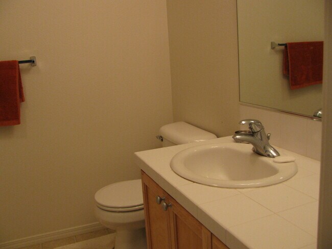 Building Photo - 1652 NW Shadow Hills Lane ~ Excellent Beth...