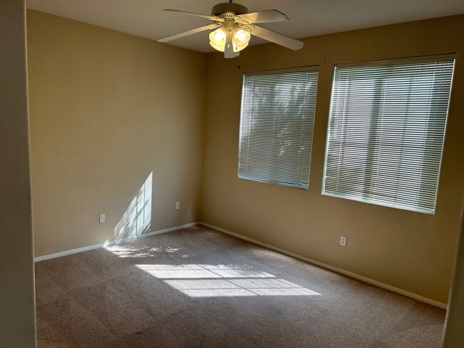 Building Photo - Rare & hard to find 2 BED & 2 BATH with ATTACHED GARAGE.
