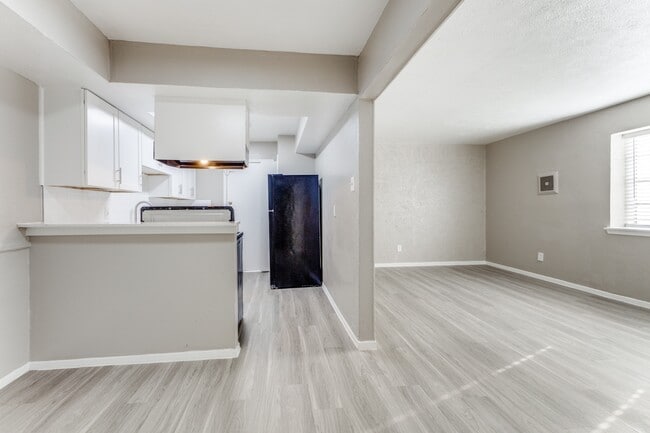 Building Photo - Carisma