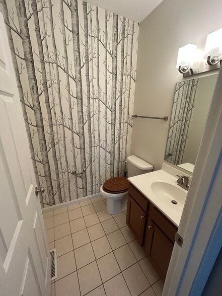 Building Photo - 560 Empress Ave