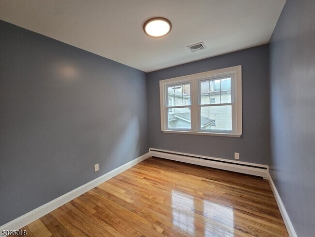 Building Photo - 33 Park Dr N
