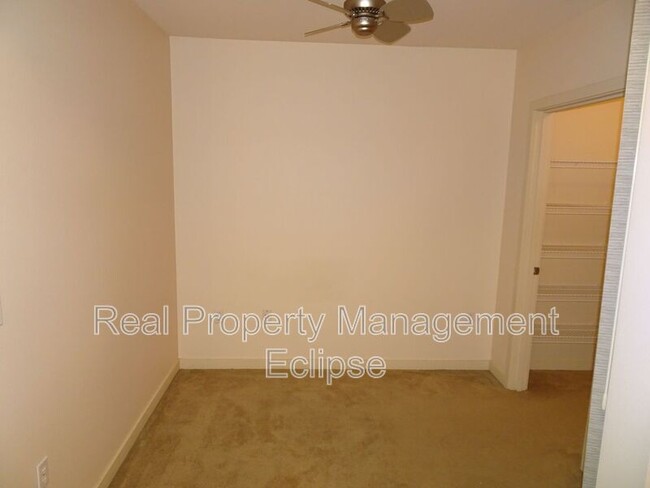 Building Photo - 211 Kirkland Ave