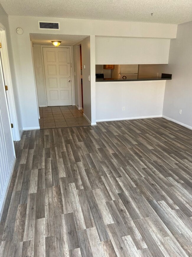 Building Photo - 1 Bedroom Condo