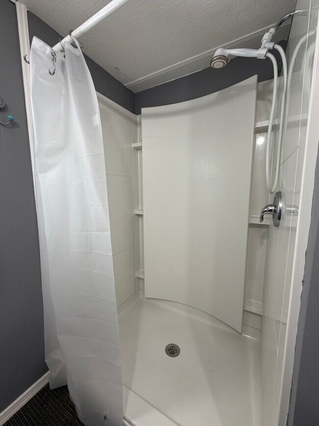 Building Photo - 4833 Royal Palm Dr