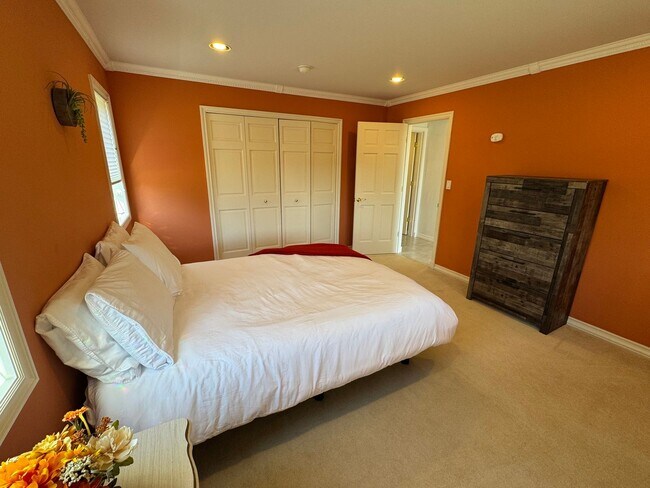 Building Photo - Fully Furnished ALL UTILITIES INCLUDED