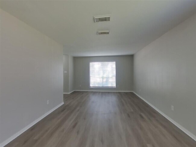 Building Photo - 3607 Lakeaires Ln