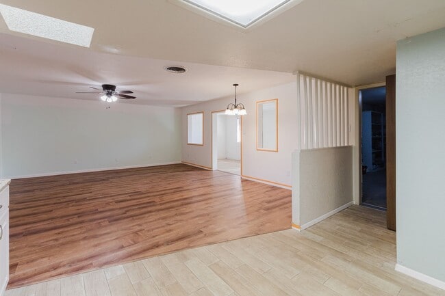 Building Photo - 2 Bedroom, 2 Bath Townhouse