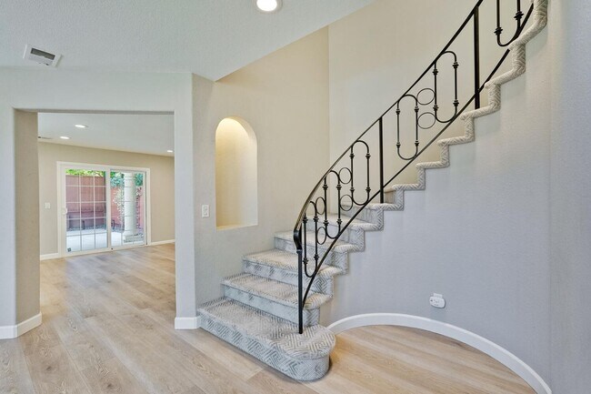 Building Photo - Beautiful and spacious 3 bedroom 2.5 bath ...
