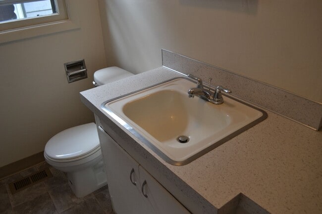 Building Photo - Quaint two-bedroom charmer in Northeast Salem