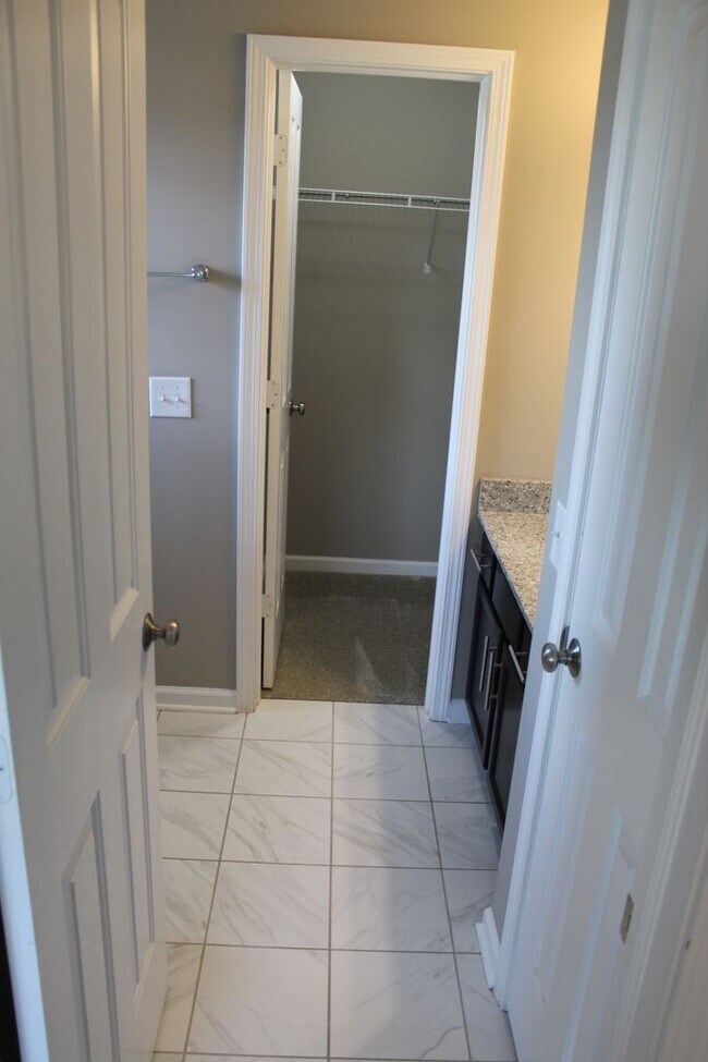 Building Photo - Absolutely Gorgeous 5 BR Estate Home in Br...