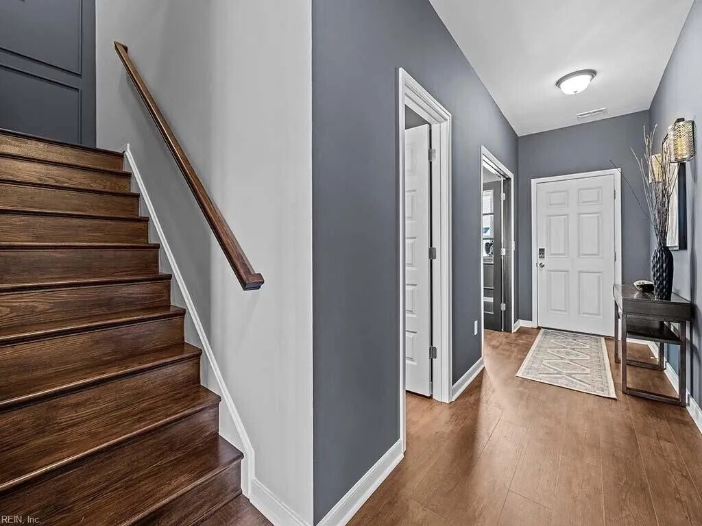 Entry - 187 Peck Ln