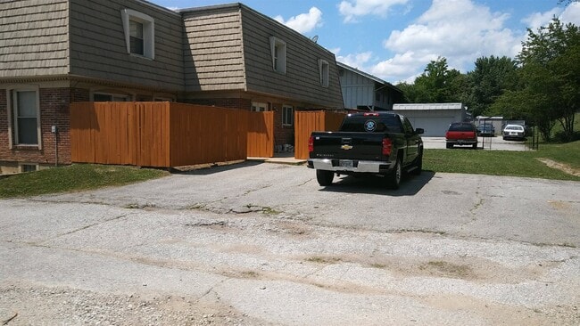 Open Parking - 620 Graybridge E
