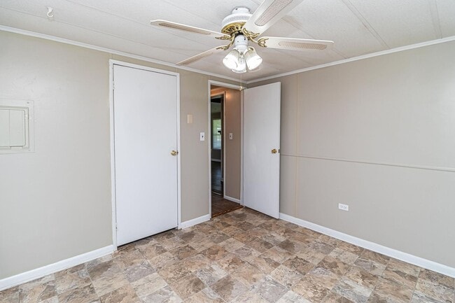 Building Photo - 2 BR, 1 BA W/ FENCED-IN YARD, COVERED FRON...