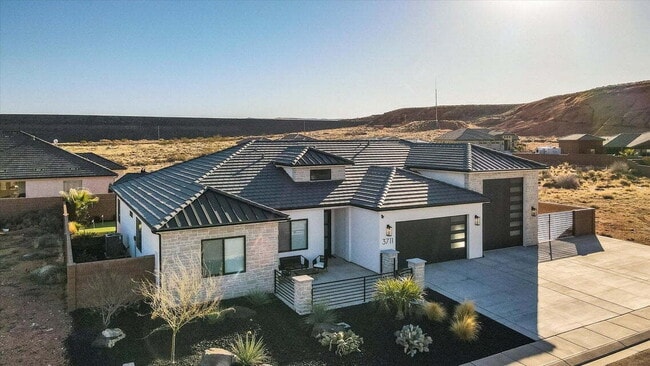 Building Photo - "Beautiful 4-Bed Oasis with 2.5 Baths in Serene Dixie Springs Community"
