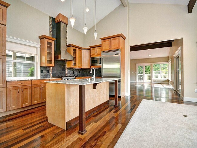 Building Photo - Amazing Kirkland Craftsman