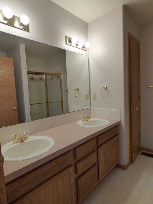 Building Photo - 2 Bedroom Townhome in Northwest Loveland