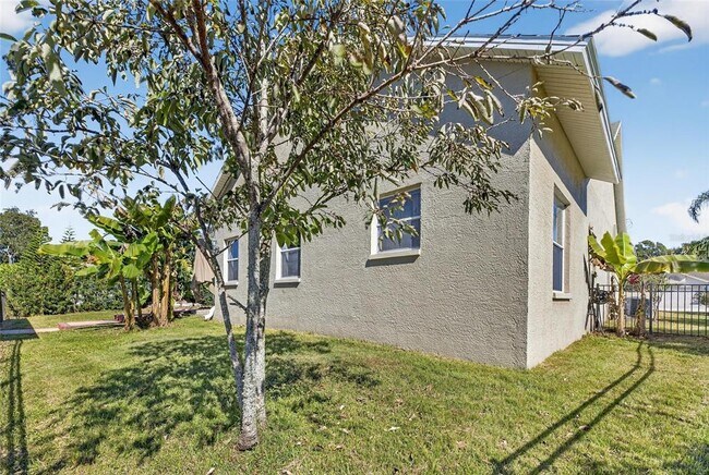 Building Photo - 172 Lake Shore Dr W