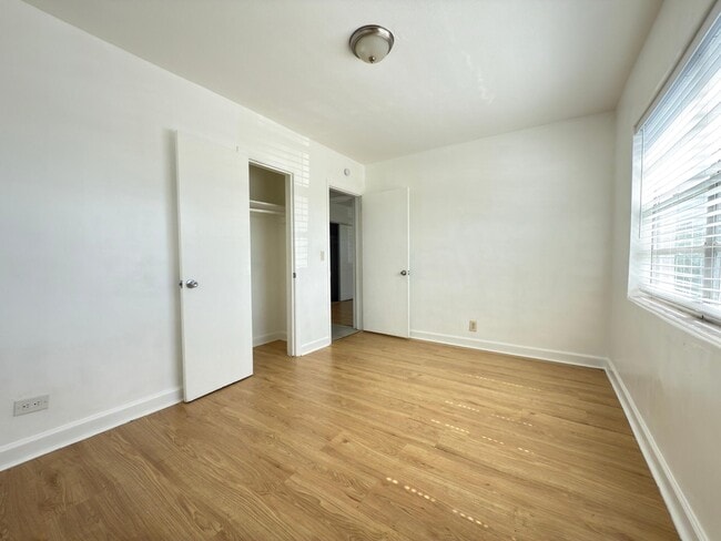 Building Photo - 1172 W 34th St