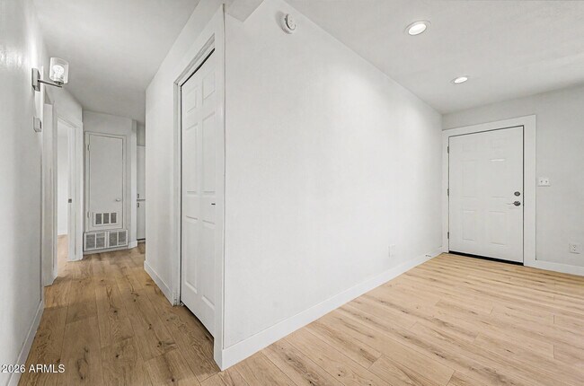 Building Photo - 2526 W Orchid Ln