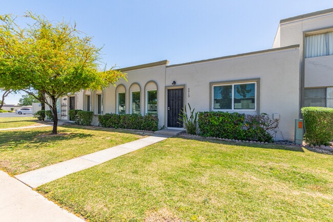 Building Photo - 5913 E Thomas Rd