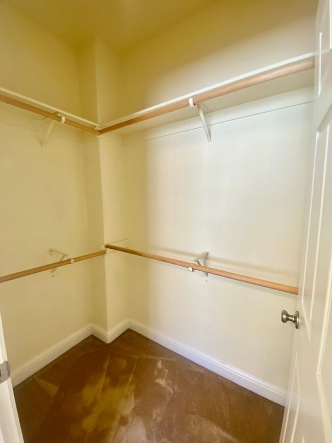 Building Photo - West Davis 5 Bedroom Home