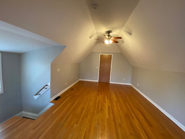 Building Photo - 2409 Glenmawr Ave