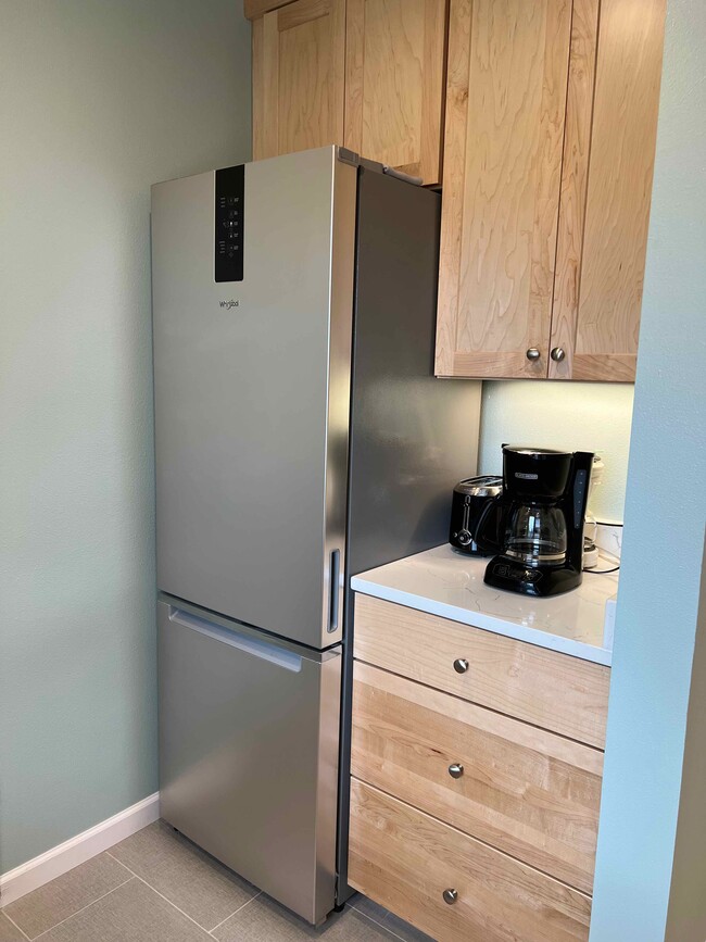 coffee bar, fridge/freezer - 217 Middlefield Rd