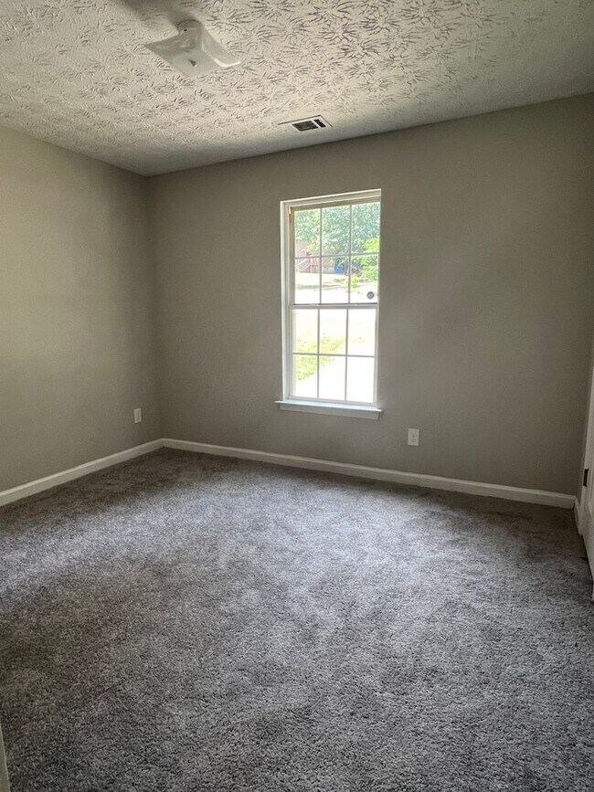 Building Photo - Charming 4 Bedroom Home