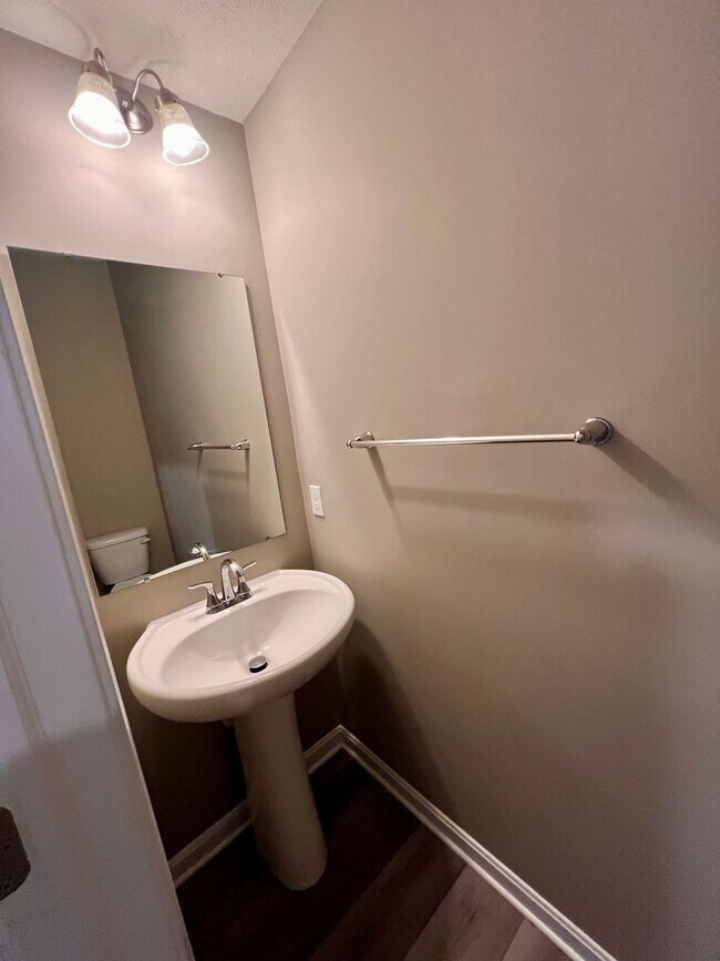 Building Photo - Imperial - 3 Bedroom 2.5 Bathroom - Large ...