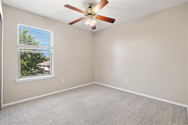 Building Photo - 5705 Viewpoint Dr