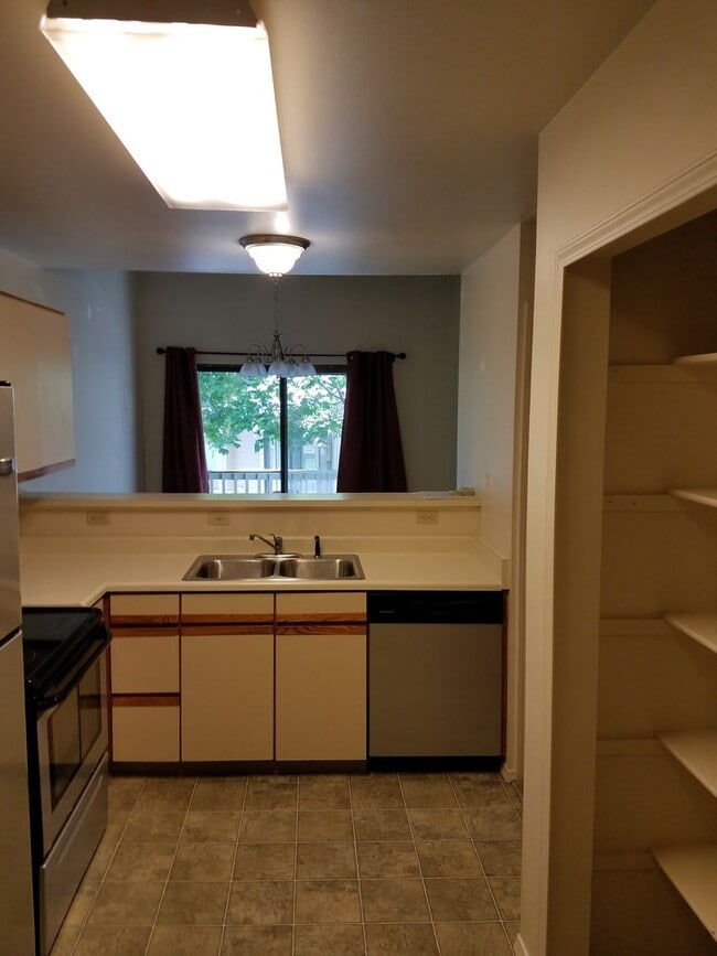 Building Photo - Valley Hi one level living