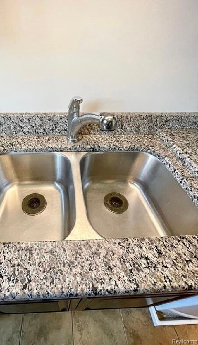 Building Photo - 525 Fairbrook St