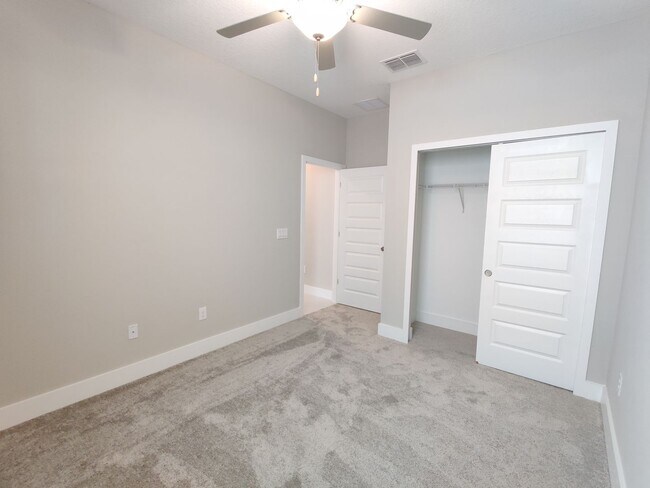 Building Photo - 9570 Little Bluestem Dr